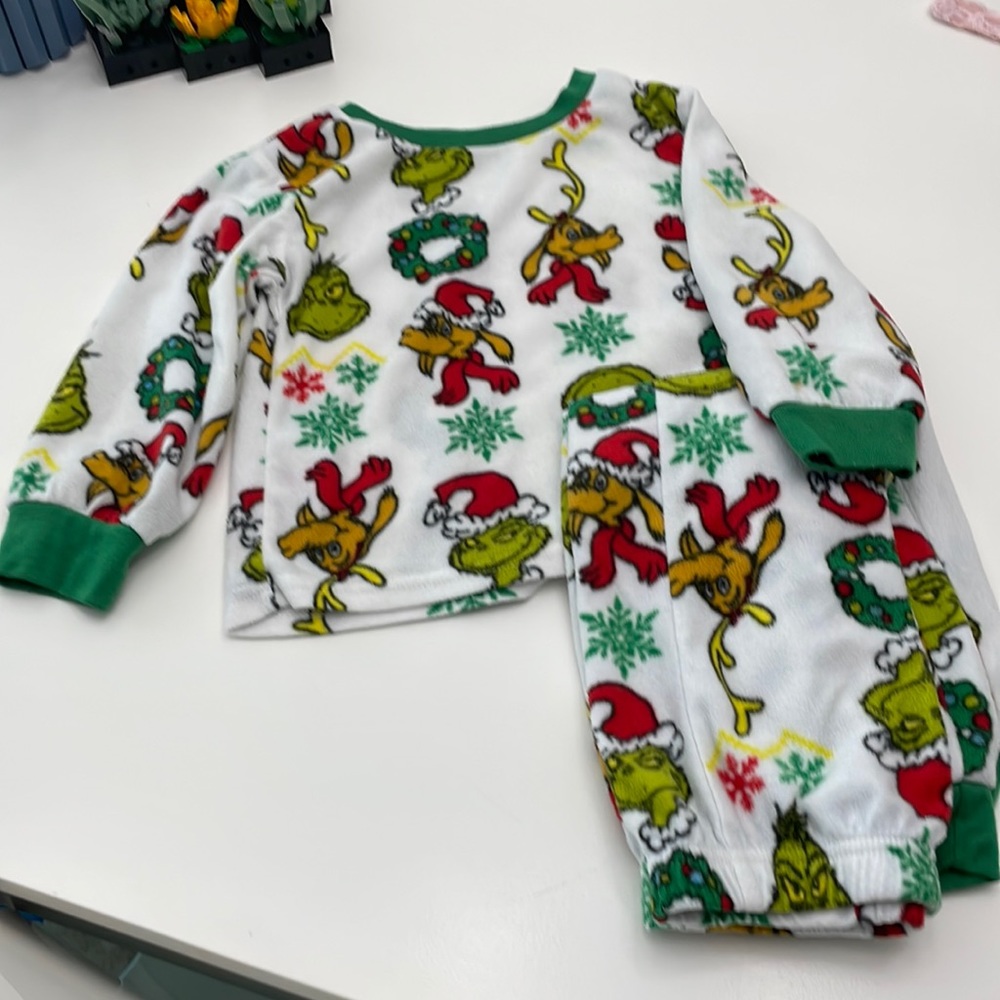 4T grinch pajama set